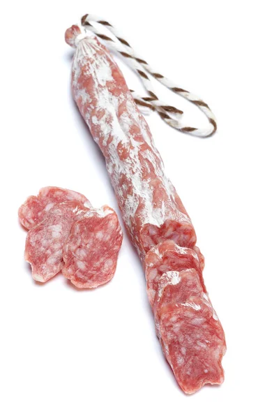 Salsicha de salame orgânica seca no fundo branco — Fotografia de Stock