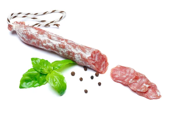 Salsicha de salame orgânica seca no fundo branco — Fotografia de Stock