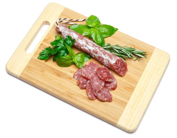 Gedroogd gesneden biologische salami worst op houten snijplank — Stockfoto