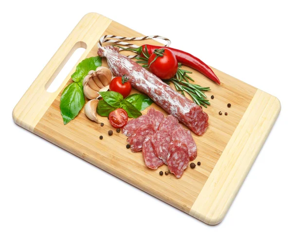 Salsicha de salame orgânica fatiada seca em tábua de corte de madeira — Fotografia de Stock