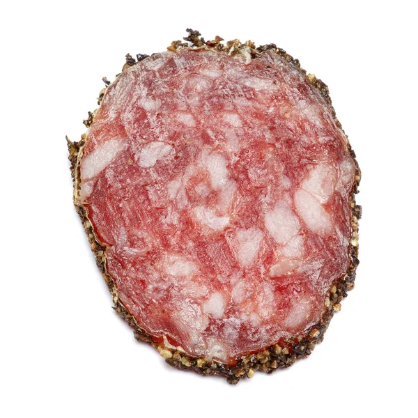 Salsicha de salame orgânica seca coberta com pimenta no fundo branco — Fotografia de Stock