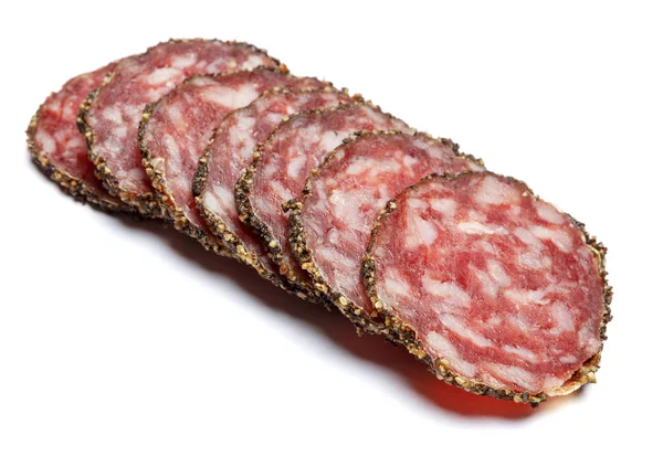 Salsicha de salame orgânica seca coberta com pimenta no fundo branco — Fotografia de Stock