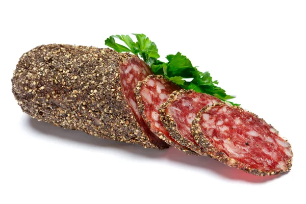 Salsicha de salame orgânica seca coberta com pimenta no fundo branco — Fotografia de Stock