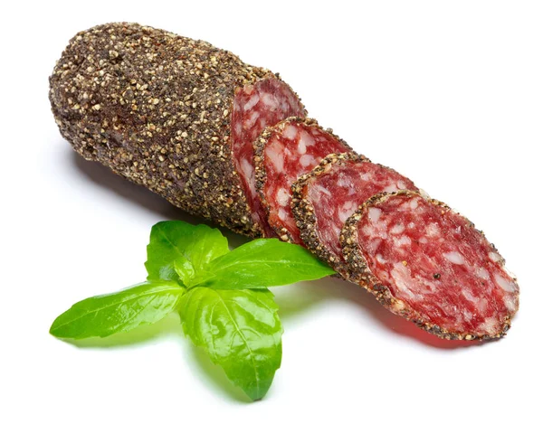 Salchicha de salami orgánica seca cubierta con pimienta sobre fondo blanco — Foto de Stock
