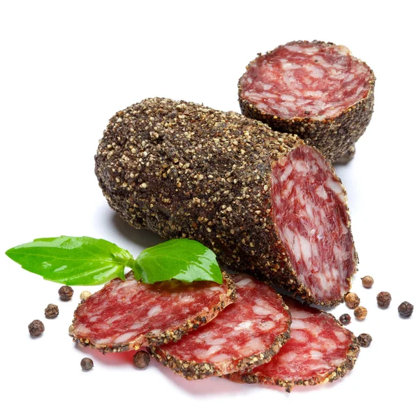 Salsicha de salame orgânica seca coberta com pimenta no fundo branco — Fotografia de Stock