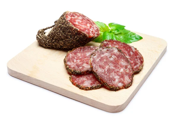 Getrocknete Bio-Salami-Wurst mit Pfeffer auf hölzernem Servierbrett — Stockfoto