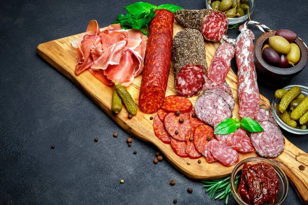 Hagyományos olasz hús snack halmaza. Szalámi, sonka, olívabogyó, kapribogyó — Stock Fotó