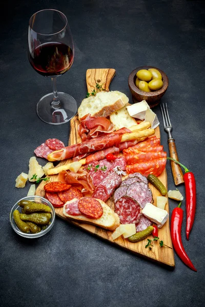 Prato de carne e queijo e vinho com salsicha, presunto, azeitonas — Fotografia de Stock