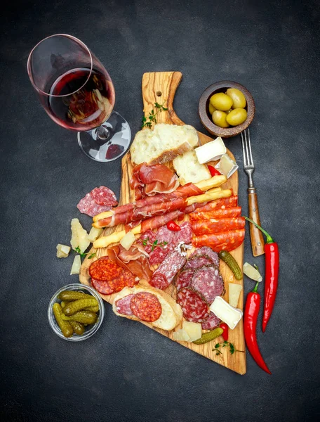 Prato de carne e queijo e vinho com salsicha, presunto, azeitonas — Fotografia de Stock