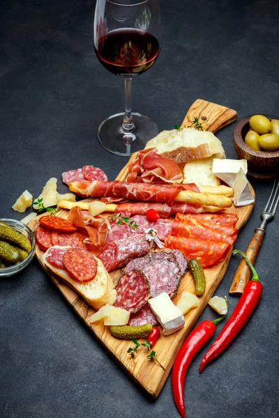 Plato de carne y queso y vino con salchichas, jamón, aceitunas — Foto de Stock