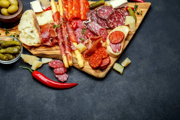 Hús és a sajt lemez kolbász, sonka, olívabogyó — Stock Fotó
