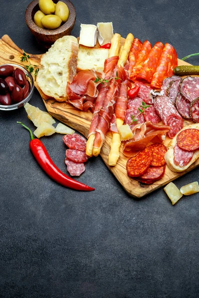 Мясная и сырная тарелка с колбасой, ветчиной, оливками — стоковое фото