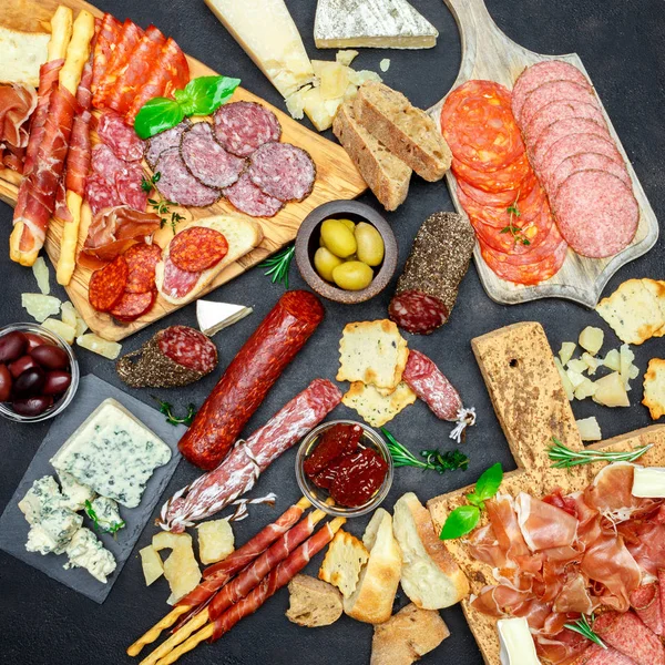 Set snack antipasto di carne italiano. Salame, prosciutto, pane, olive, capperi — Foto Stock