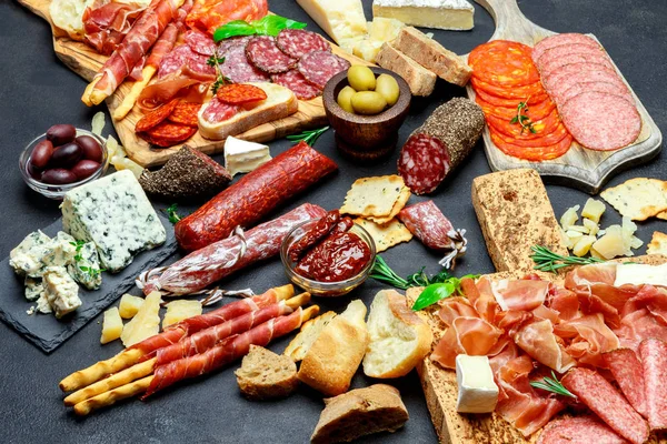 Italian meat appetizer snack set. Salami, prosciutto, bread, olives, capers — Stock Photo, Image