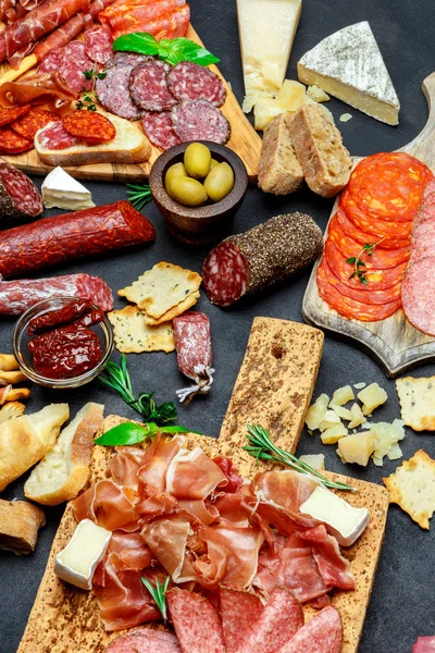 Set snack antipasto di carne italiano. Salame, prosciutto, pane, olive, capperi — Foto Stock