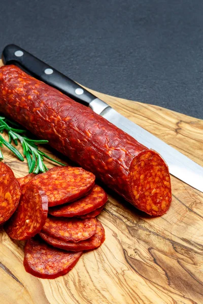 Salchicha de salami orgánica seca en tabla de cortar de madera —  Fotos de Stock