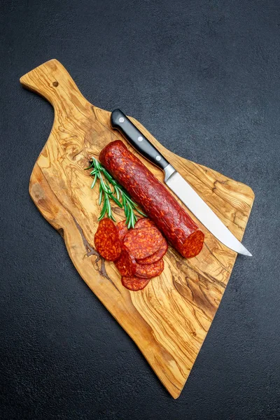 Salchicha de salami orgánica seca en tabla de cortar de madera —  Fotos de Stock