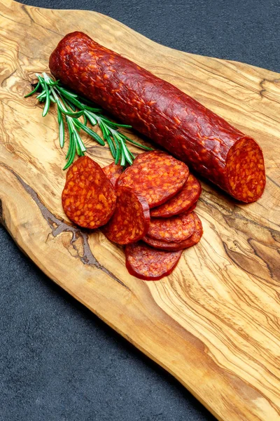 Salchicha de salami orgánica seca en tabla de cortar de madera —  Fotos de Stock