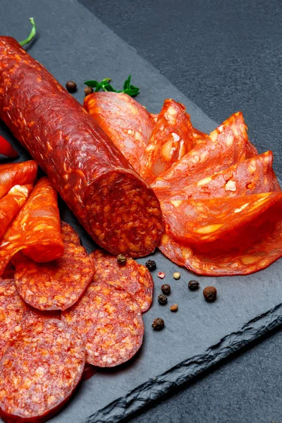 Suszonej kiełbasy salami organicznych na drewnianą deską do krojenia — Zdjęcie stockowe