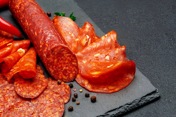 Salchicha de salami orgánica seca en tabla de cortar de madera —  Fotos de Stock