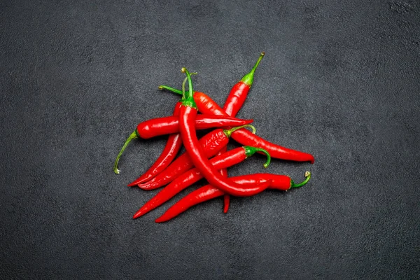 Červená chili pepper na tmavém pozadí betonové — Stock fotografie