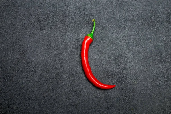 Červená chili pepper na tmavém pozadí betonové — Stock fotografie