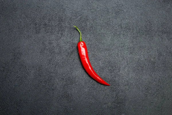 Červená chili pepper na tmavém pozadí betonové — Stock fotografie