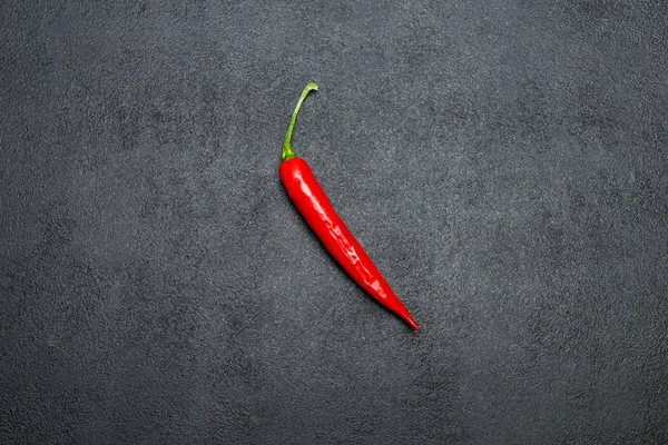 Červená chili pepper na tmavém pozadí betonové — Stock fotografie