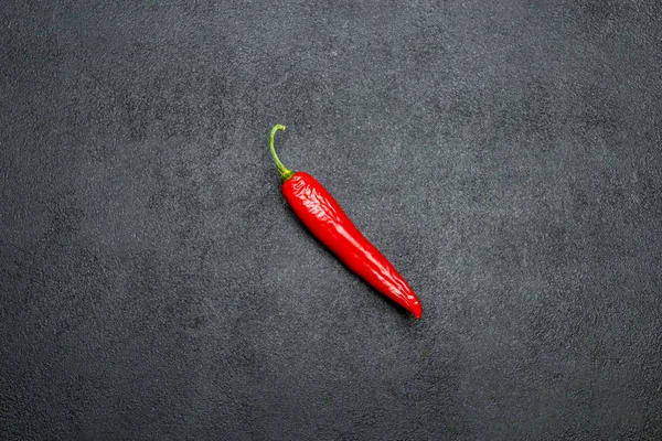 Červená chili pepper na tmavém pozadí betonové — Stock fotografie