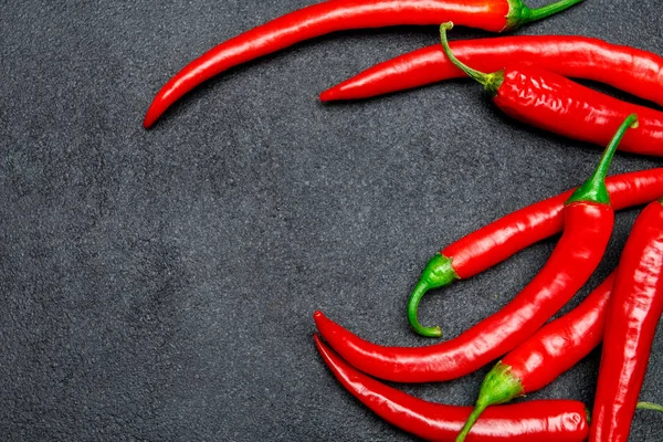 Červená chili pepper na tmavém pozadí betonové — Stock fotografie