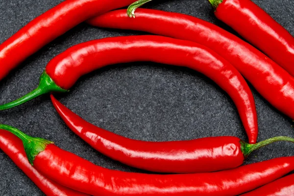 Červená chili pepper na tmavém pozadí betonové — Stock fotografie