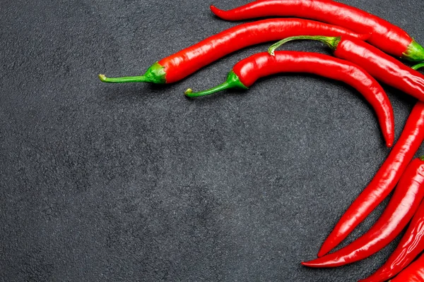 Červená chili pepper na tmavém pozadí betonové — Stock fotografie