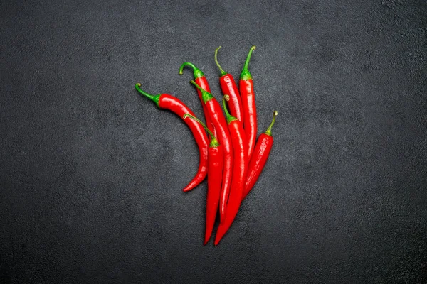 Červená chili pepper na tmavém pozadí betonové — Stock fotografie