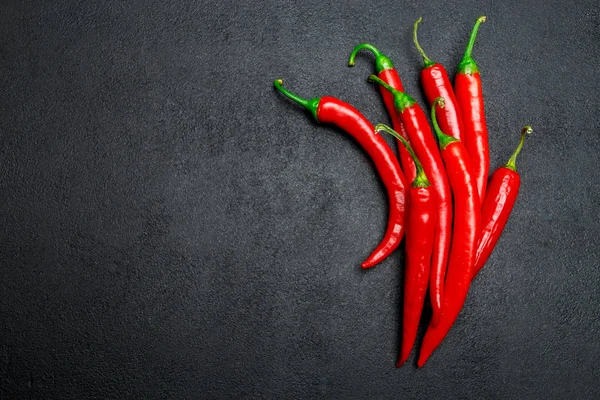 Červená chili pepper na tmavém pozadí betonové — Stock fotografie