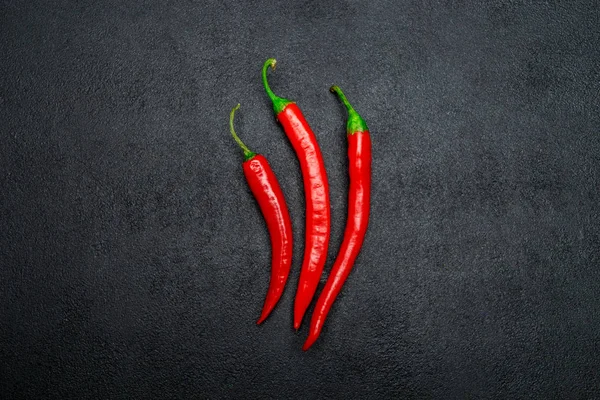 Červená chili pepper na tmavém pozadí betonové — Stock fotografie