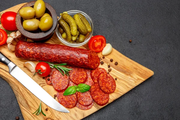 Salchichas secas de salami orgánico o chorizo sobre tabla de cortar de madera —  Fotos de Stock