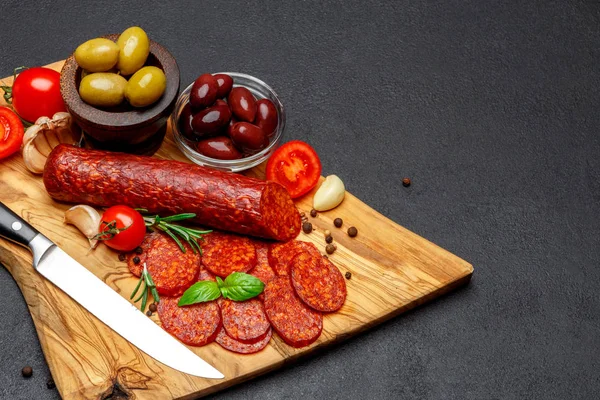 Gedroogde worst van biologische salami of chorizo op houten snijplank — Stockfoto