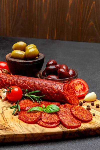 Salchichas secas de salami orgánico o chorizo sobre tabla de cortar de madera —  Fotos de Stock