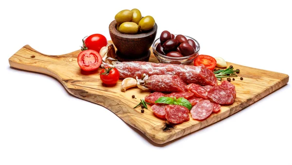 Salsiccia o chorizo di salame biologico essiccato sul tagliere di legno — Foto Stock