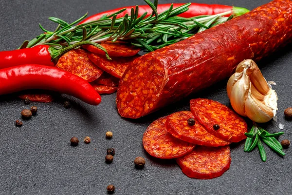 Kiełbasy suszone salami organicznych lub hiszpańskiej kiełbaski chorizo — Zdjęcie stockowe