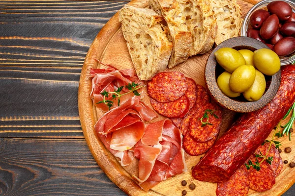Kurutulmuş organik salam sosis veya ahşap kesme tahtası üzerinde İspanyol chorizo — Stok fotoğraf