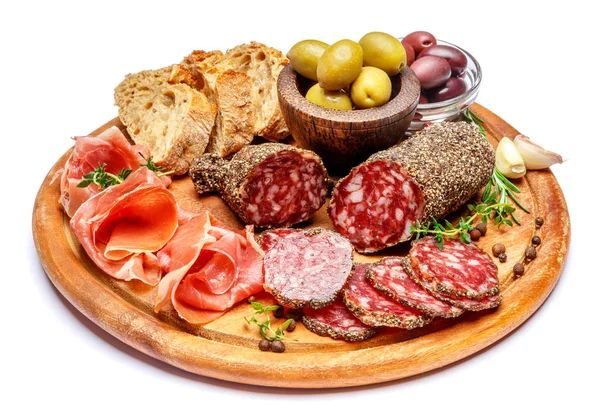 Torkade ekologiska salami korv eller spanska chorizo på trä skärbräda — Stockfoto