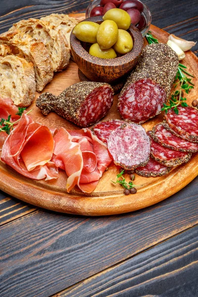 Salsiccia di salame biologico essiccato o chorizo spagnolo sul tagliere di legno — Foto Stock