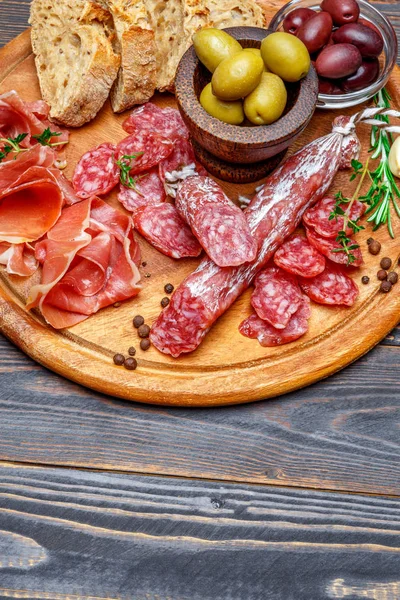 Salsicha de salame orgânica seca ou chouriço espanhol em tábua de corte de madeira — Fotografia de Stock