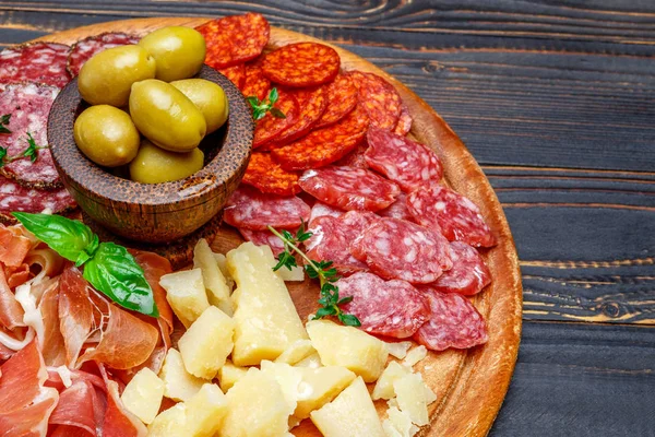 Plato de carne y queso con salchichón, chorizo, parma y queso parmesano — Foto de Stock