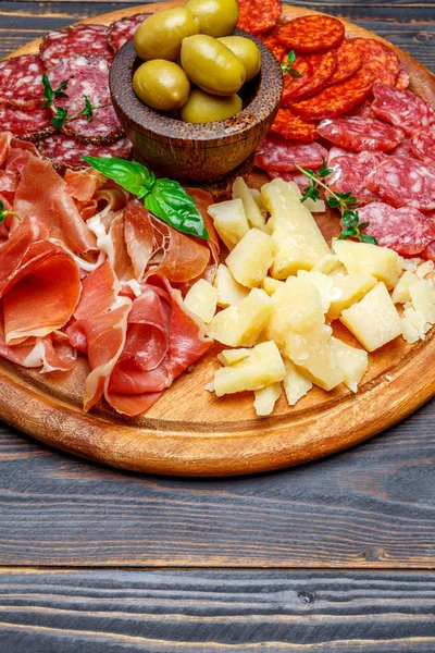 Prato de carne e queijo com salsicha de salame, chouriço, parma e queijo parmesão — Fotografia de Stock