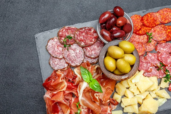 Plato de carne y queso con salchichón, chorizo, parma y queso parmesano — Foto de Stock