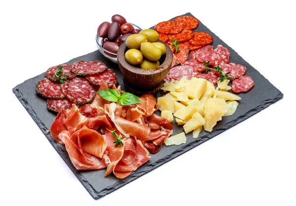 Prato de carne e queijo com salsicha de salame, chouriço, parma e queijo parmesão — Fotografia de Stock