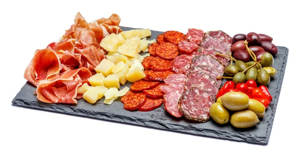 Prato de carne e queijo com salsicha de salame, chouriço, parma e queijo parmesão — Fotografia de Stock