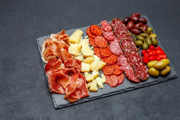 Plato de carne y queso con salchichón, chorizo, parma y queso parmesano — Foto de Stock